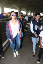 Alia Bhatt Spotted At Airport on 5th Oct 2017 (9)_59d7244a49132.JPG