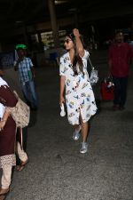 Pooja Hegde Spotted At Airport on 5th Oct 2017 (1)_59d7268993377.JPG