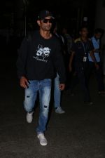 Sushant Singh Rajput Spotted At Airport on 6th Oct 2017 (15)_59d72ad03e63c.JPG