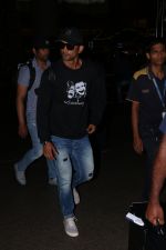 Sushant Singh Rajput Spotted At Airport on 6th Oct 2017 (2)_59d72a68288b2.JPG