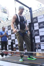 Tiger Shroff at the launch of Skechers Go Run 5 running Shoes on 6th Oct 2017 (65)_59d8a4eebf131.JPG