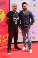 Vishal Dadlani, Shekhar Ravjiani At Jio Mami Film Mela on 7th Oct 2017 (9)_59da30c2108b1.JPG