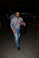Aamir Khan Spotted At Airport on 9th Oct 2017 (18)_59dc398eb1d87.JPG