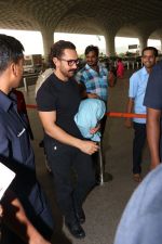 Aamir Khan Spotted At Airport on 13th Oct 2017 (15)_59e0762274707.JPG
