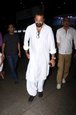 Sanjay Dutt Spotted At Airport on 12th Oct 2017 (25)_59e06d3e3aa33.JPG