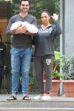 Esha Deol & Bharat Takhtani Blessed With Sweet Baby Girl Discharge From Hospital on 23rd Oct 2017 (18)_59eda4d4b197f.JPG