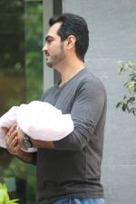 Esha Deol & Bharat Takhtani Blessed With Sweet Baby Girl Discharge From Hospital on 23rd Oct 2017 (41)_59eda4e3abc7d.JPG