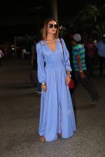 Esha Gupta Spotted At Airport on 23rd Oct 2017 (15)_59edfb40131a3.JPG