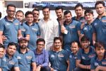 Akshay Kumar & His Kabaddi Team Spotted At Novotel Juhu on 23rd Oct 2017 (10)_59eee1b6659ec.JPG