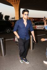 Sidharth Malhotra Spotted At Airport on 25th Oct 2017 (6)_59f096145f624.JPG