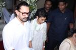 Aamir Khan at prayer meeting of Ram Mukherjee on 25th Oct 2017 (136)_59f2ccf4a6cf3.JPG