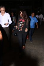 Kajol spotted at airport on 25th Oct 2017 (5)_59f2d17eea16c.JPG