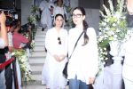 Karisma Kapoor, Kareena Kapoor at prayer meeting of Ram Mukherjee on 25th Oct 2017