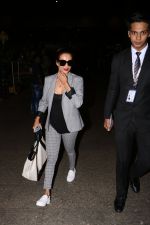 Malaika Arora Khan spotted at airport on 25th Oct 2017 (14)_59f2d1a0333e0.JPG