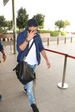 Shahid Kapoor Spotted At Airport on 27th Oct 2017 (10)_59f2f0ff5bc4b.JPG