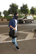 Shahid Kapoor Spotted At Airport on 27th Oct 2017 (2)_59f2f0f3d8b53.JPG