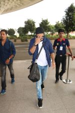 Shahid Kapoor Spotted At Airport on 27th Oct 2017 (5)_59f2f0f7c47b9.JPG