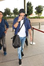 Shahid Kapoor Spotted At Airport on 27th Oct 2017 (8)_59f2f0fc3268a.JPG