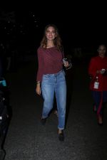 Esha Gupta Spotted At Airport on 27th Oct 2017 (5)_59f4348955ae4.JPG