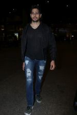 Sidharth Malhotra Spotted At Airport on 27th Oct 2017 (14)_59f434aa18692.JPG
