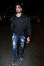 Sidharth Malhotra Spotted At Airport on 27th Oct 2017 (19)_59f434ae6d0ca.JPG