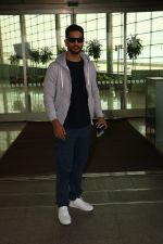 Angad Bedi Spotted At Airport on 31st Oct 2017 (4)_59fab8f213141.JPG
