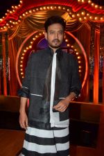 Irrfan Khan Promote Film Qarib Qarib Singlle On Set Of The Drama Company on 31st Oct 2017 (29)_59fac4ebcf910.jpg