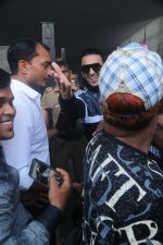 Ranveer Singh Spotted At Club Bandra Gymkhana on 31st Oct 2017 (8)_59fabf245f5b6.JPG