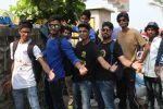 SRK Fan Crazy On Out Side Mannat on 2nd Nov 2017 (35)_59faf05e2a63b.JPG