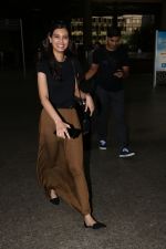Diana Penty Spotted At Airport on 4th Nov 2017 (11)_59fd9769aa894.JPG