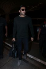 Ranveer Singh Spotted At Airport on 7th Nov 2017 (10)_5a014e075b162.JPG