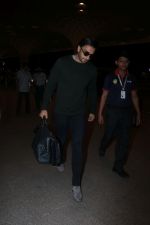 Ranveer Singh Spotted At Airport on 7th Nov 2017 (14)_5a014e09bab51.JPG