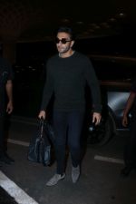 Ranveer Singh Spotted At Airport on 7th Nov 2017 (6)_5a014e04f1c6a.JPG