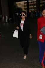  Yami Gautam Spotted At Airport on 10th Nov 2017 (7)_5a0915a7375f4.JPG