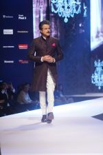 Anil Kapoor at Van Heusen and GQ Fashion Nights 2017 on 11th Nov 2017  (153)_5a096ca159922.JPG