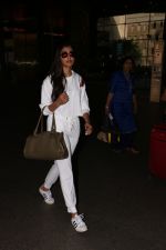 Pooja Hegde Spotted At Airport on 13th Nov 2017 (2)_5a09770fc6bf0.JPG