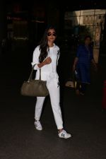 Pooja Hegde Spotted At Airport on 13th Nov 2017 (3)_5a09771264c41.JPG