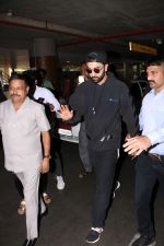 Ranbir Kapoor Spotted At International Airport on 11th Nov 2017 (18)_5a090c075101d.JPG