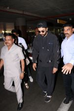 Ranbir Kapoor Spotted At International Airport on 11th Nov 2017 (19)_5a090c08a34de.JPG