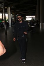 Ranbir Kapoor Spotted At International Airport on 11th Nov 2017 (9)_5a090bf84a3a1.JPG