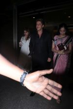 Shah Rukh Khan snapped at airport on 11th Nov 2017 (10)_5a090c2218f73.JPG