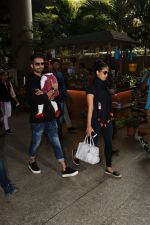 Shahid Kappor With Wife And Daughter Spotted At Airport on 10th Nov 2017 (1)_5a0916231633a.JPG
