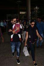 Shahid Kappor With Wife And Daughter Spotted At Airport on 10th Nov 2017 (11)_5a0916295798e.JPG