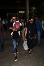 Shahid Kappor With Wife And Daughter Spotted At Airport on 10th Nov 2017 (12)_5a091629e1460.JPG