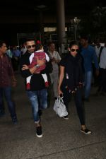 Shahid Kappor With Wife And Daughter Spotted At Airport on 10th Nov 2017 (13)_5a09162a7591c.JPG