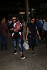 Shahid Kappor With Wife And Daughter Spotted At Airport on 10th Nov 2017 (14)_5a09162b10861.JPG