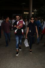 Shahid Kappor With Wife And Daughter Spotted At Airport on 10th Nov 2017 (15)_5a09162ca1fcf.JPG