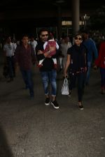 Shahid Kappor With Wife And Daughter Spotted At Airport on 10th Nov 2017 (16)_5a09162d65b43.JPG
