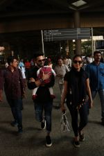 Shahid Kappor With Wife And Daughter Spotted At Airport on 10th Nov 2017 (2)_5a091623a1a0d.JPG