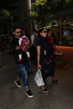 Shahid Kappor With Wife And Daughter Spotted At Airport on 10th Nov 2017 (20)_5a09163045aa5.JPG
